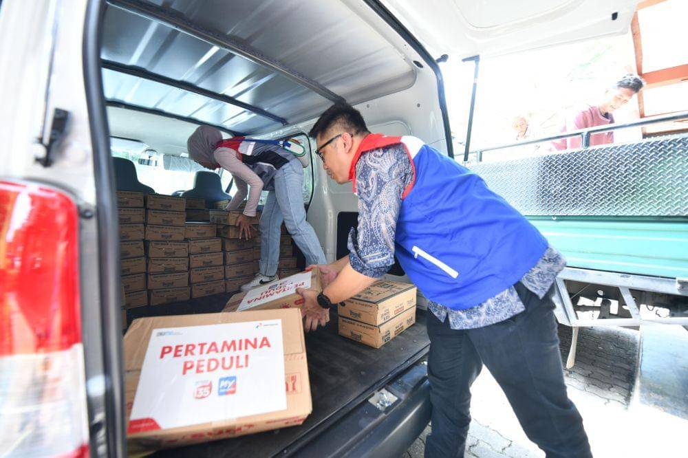 Pertamina Group menurunkan puluhan relawan Perwira Pertamina Peduli untuk membantu melalui posko banjir Badan Penanggulangan Bencana Daerah (BPBD) Kota Bekasi. (Dok. Pertamina)