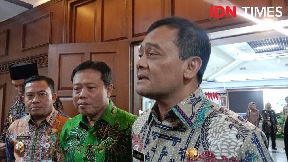 Gubernur Jateng Ahmad Luthfi memberikan pernyataan kepada wartawan. (IDN Times/Fariz Fardianto)