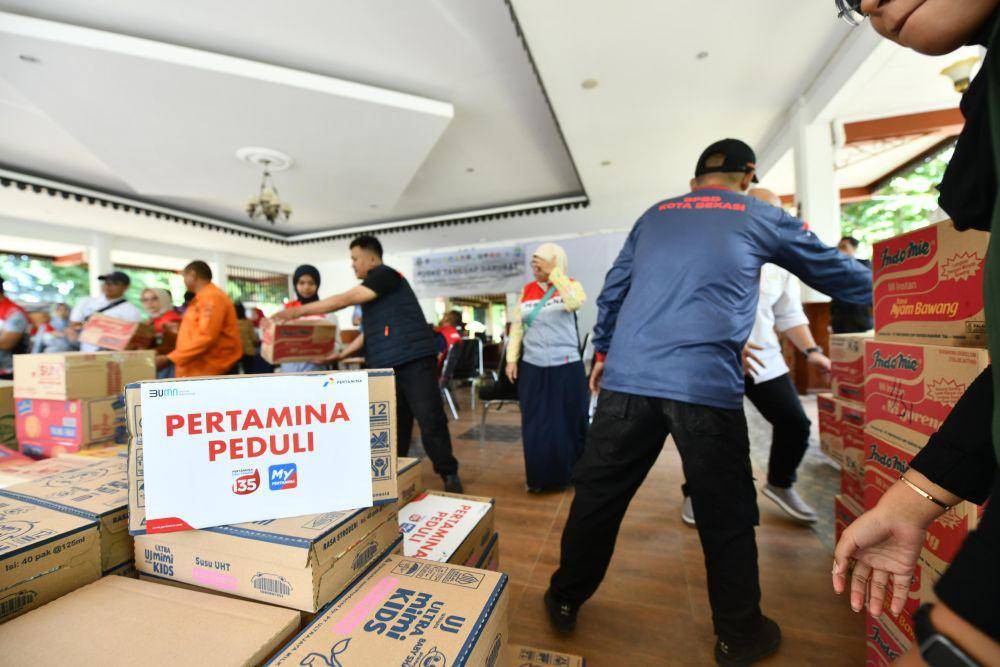 Pertamina Peduli menyerahkan sejumlah bantuan sembako dan peralatan lain kepada Badan Penanggulangan Bencana Daerah (BPBD) di Command Center Pemprov Bekasi, Rabu (5/3). (dok. Pertamina)