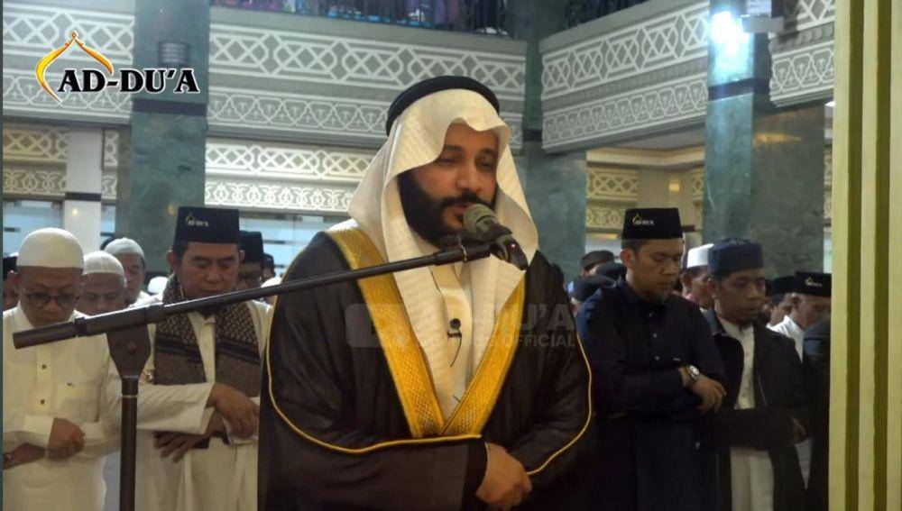 Imam dan Qori dari Arab Saudi, Syeikh Abdurrahman Al-Ausy, seorang Imam dan Qori dari Arab Saudi saat jadi imam di Masjid Ad-Du'a. (IDN Times/YouTube: Ad-Du'a Lampung Official)