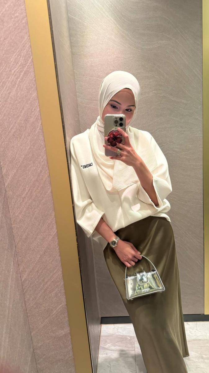potret ide OOTD hijab bergaya kasual dan feminin ala Hanis Zalikha (instagram.com/haniszalikha)