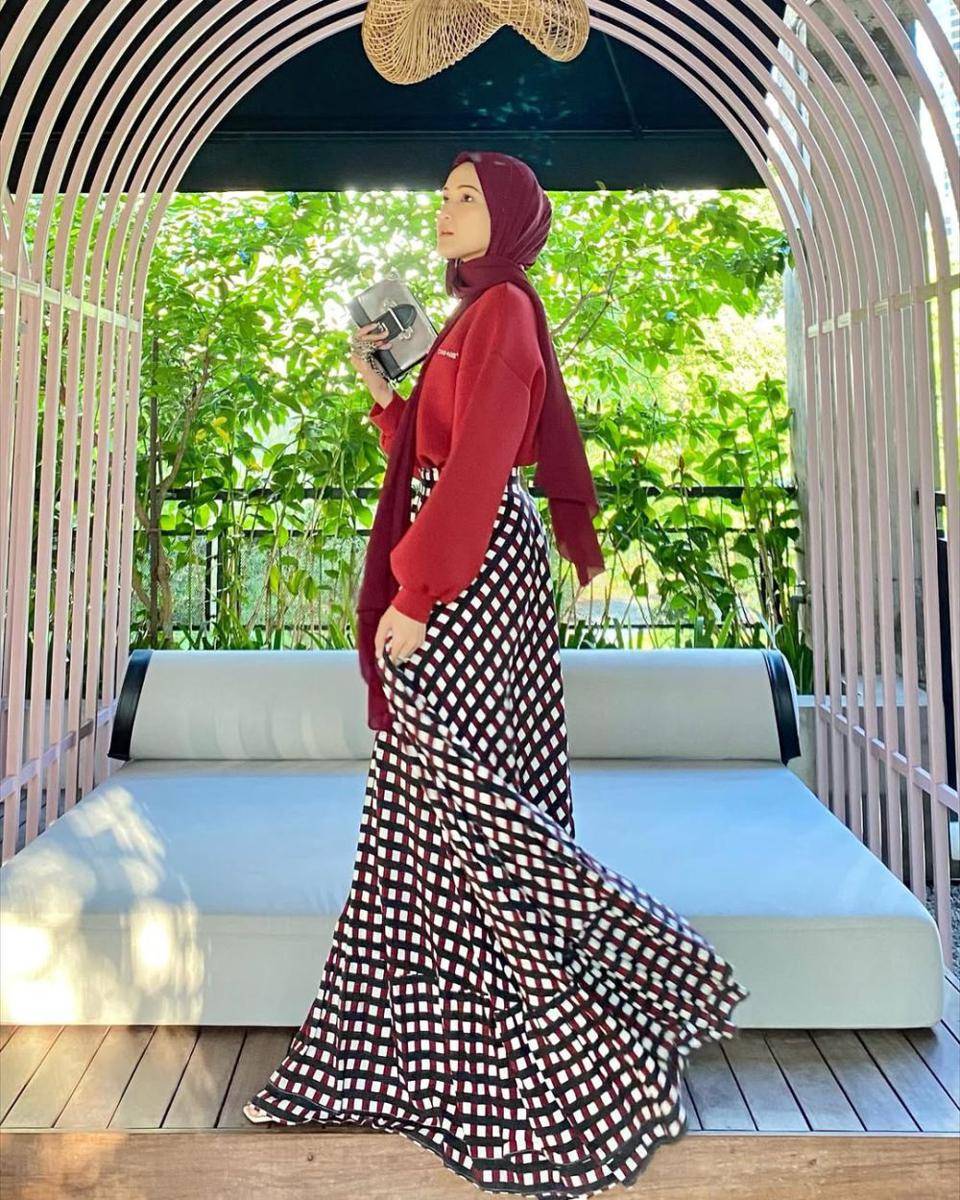 potret ide OOTD hijab bergaya kasual dan feminin ala Hanis Zalikha (instagram.com/haniszalikha)