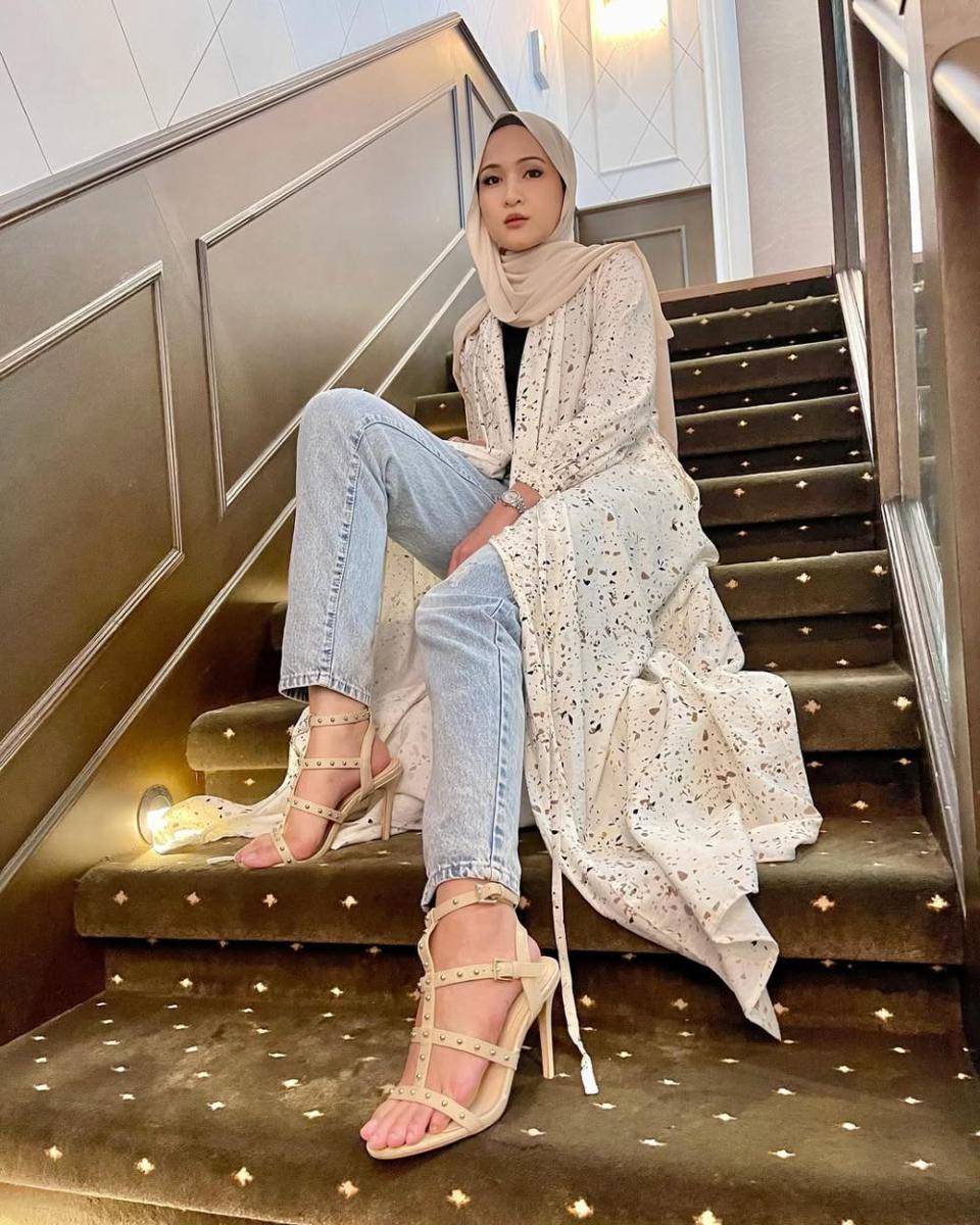 potret ide OOTD hijab bergaya kasual dan feminin ala Hanis Zalikha (instagram.com/haniszalikha)