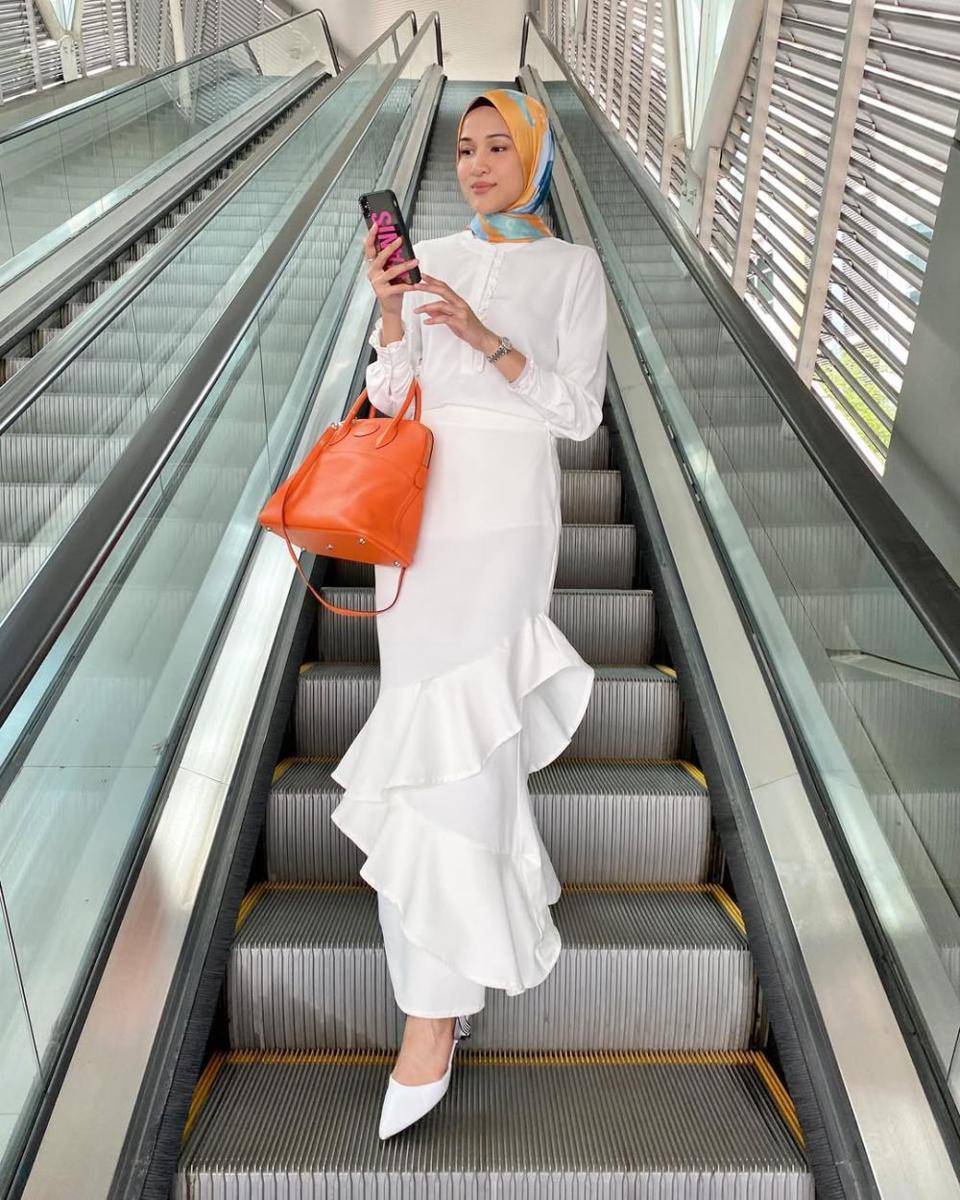 potret ide OOTD hijab bergaya kasual dan feminin ala Hanis Zalikha (instagram.com/haniszalikha)
