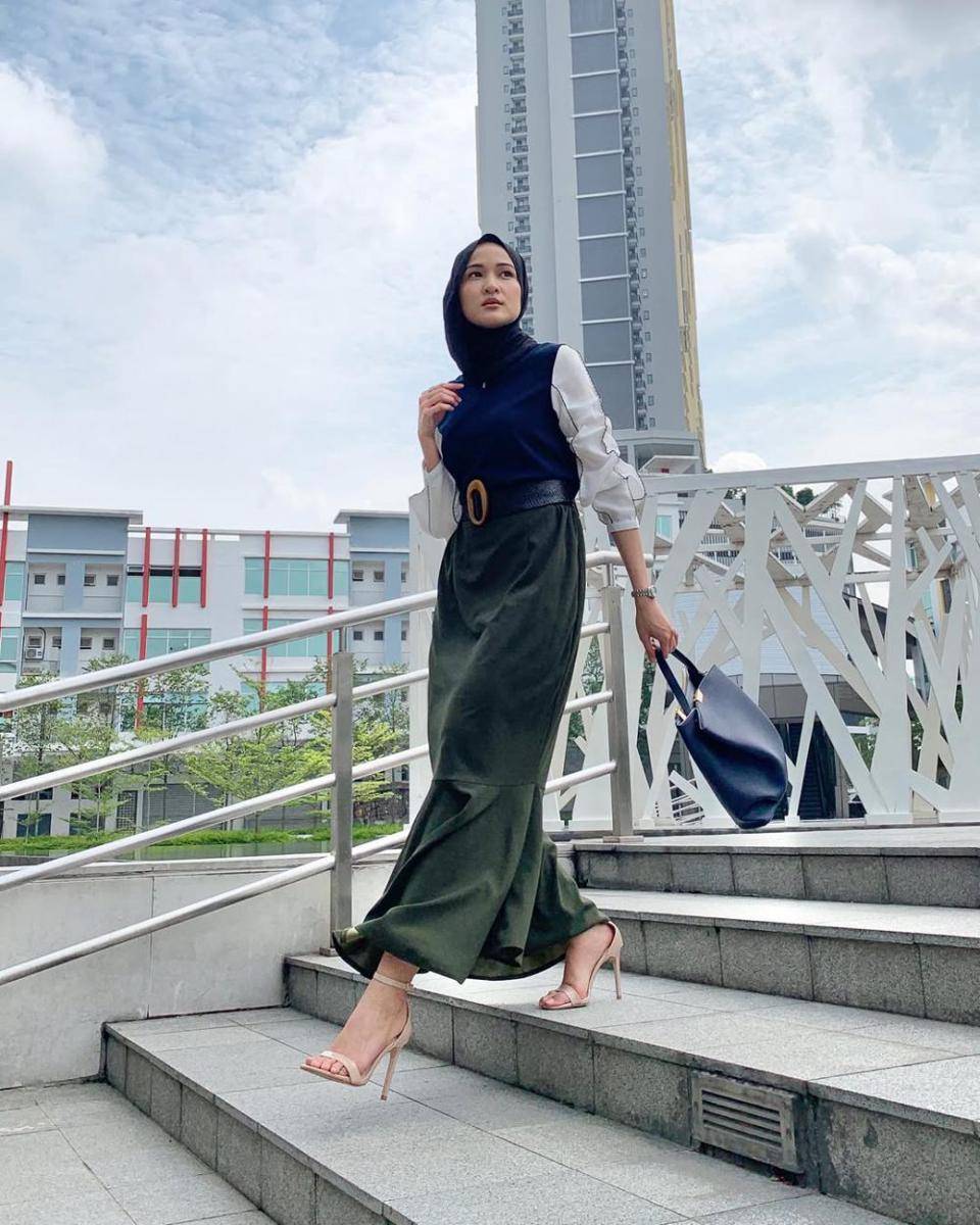 potret ide OOTD hijab bergaya kasual dan feminin ala Hanis Zalikha (instagram.com/haniszalikha)