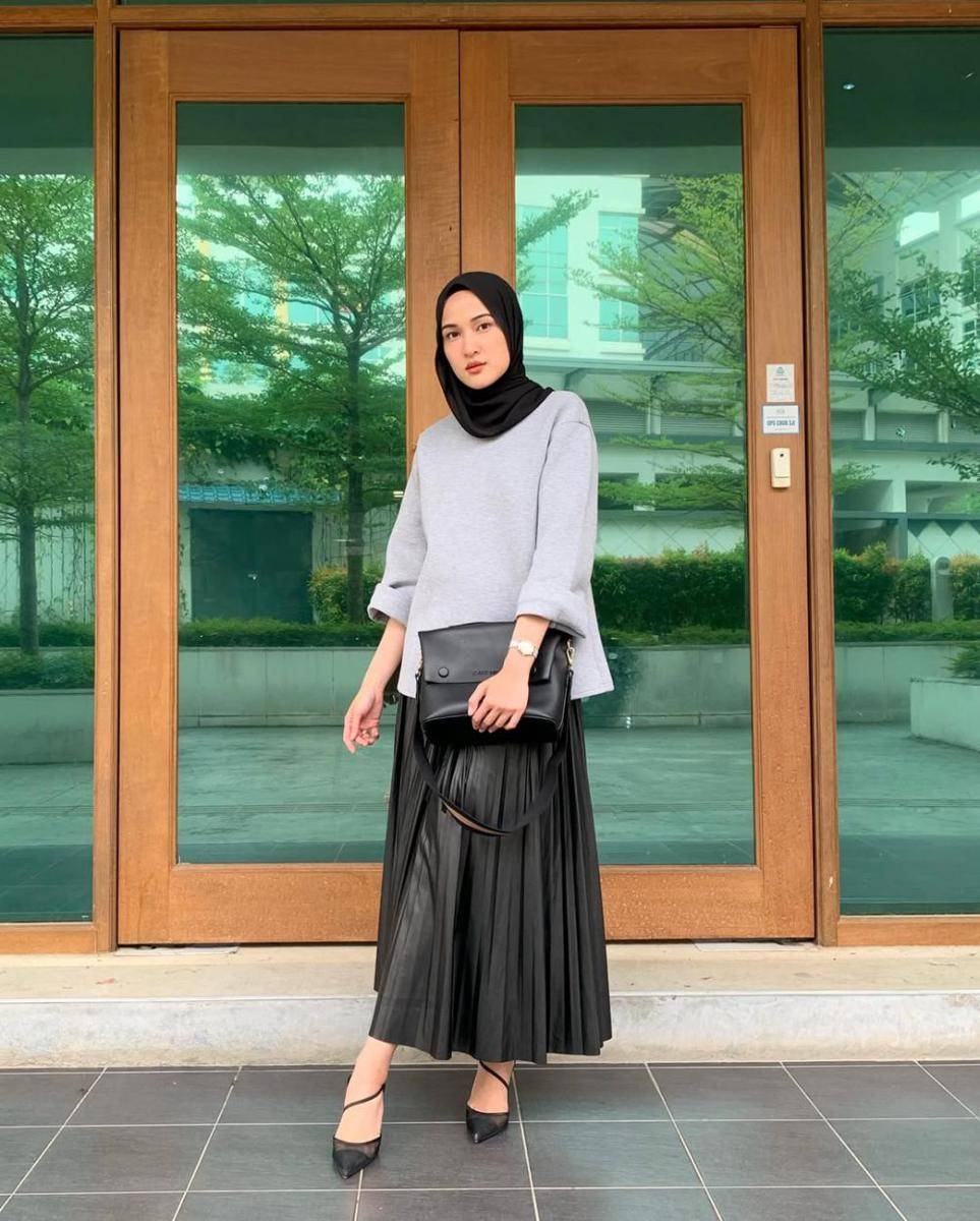 potret ide OOTD hijab bergaya kasual dan feminin ala Hanis Zalikha (instagram.com/haniszalikha)