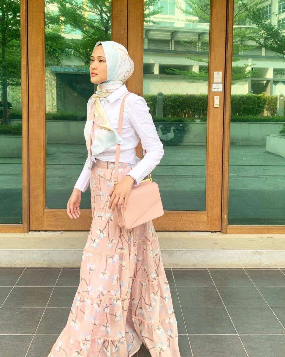 potret ide OOTD hijab bergaya kasual dan feminin ala Hanis Zalikha (instagram.com/haniszalikha)