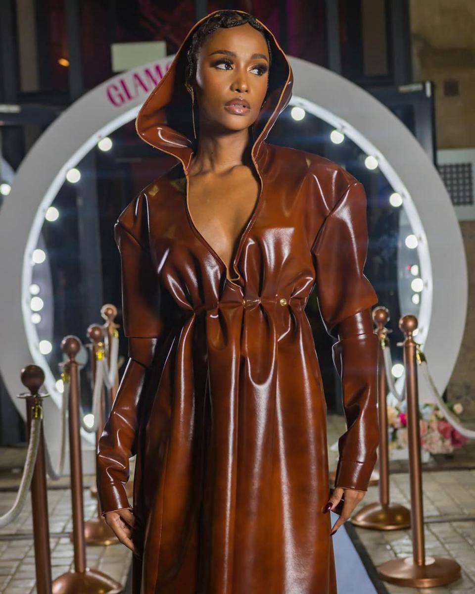potret ide OOTD serba glossy buat kulit tan ala Zozibini Tunzi (instagram.com/zozitunzi)