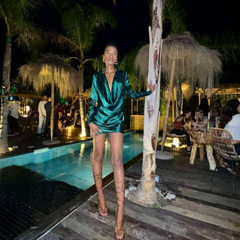 potret ide OOTD serba glossy buat kulit tan ala Zozibini Tunzi (instagram.com/zozitunzi)