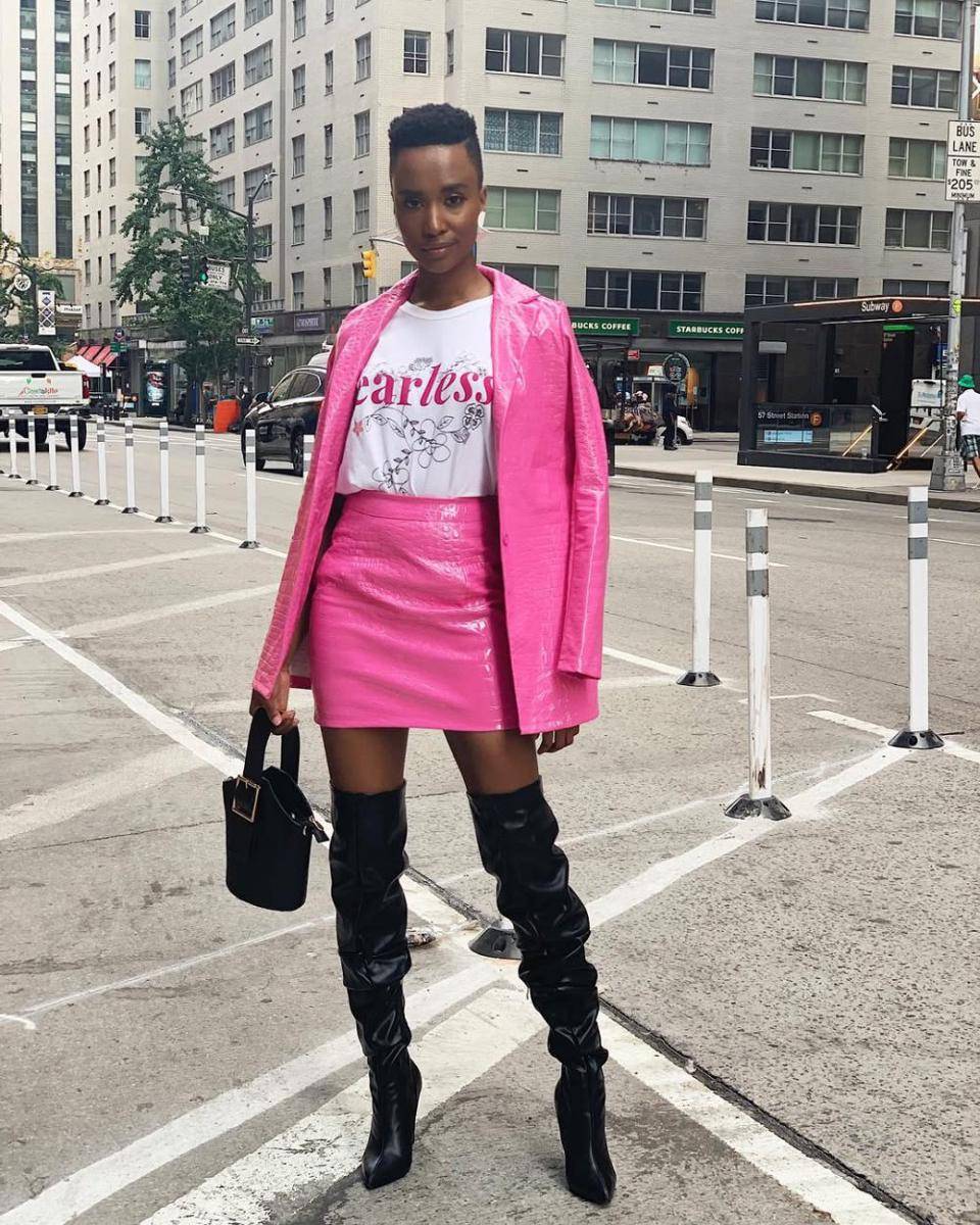 potret ide OOTD serba glossy buat kulit tan ala Zozibini Tunzi (instagram.com/zozitunzi)