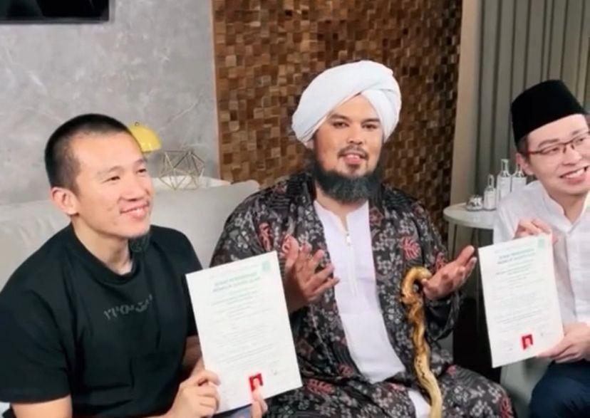 Detik-detik Richard Lee Resmi Mualaf, Langsung Lanjut Salat Berjamaah