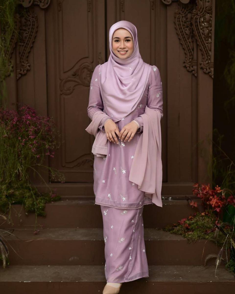 potret inspirasi baju kurung klasik ala Amira Othman (instagram.com/amiraaothman)