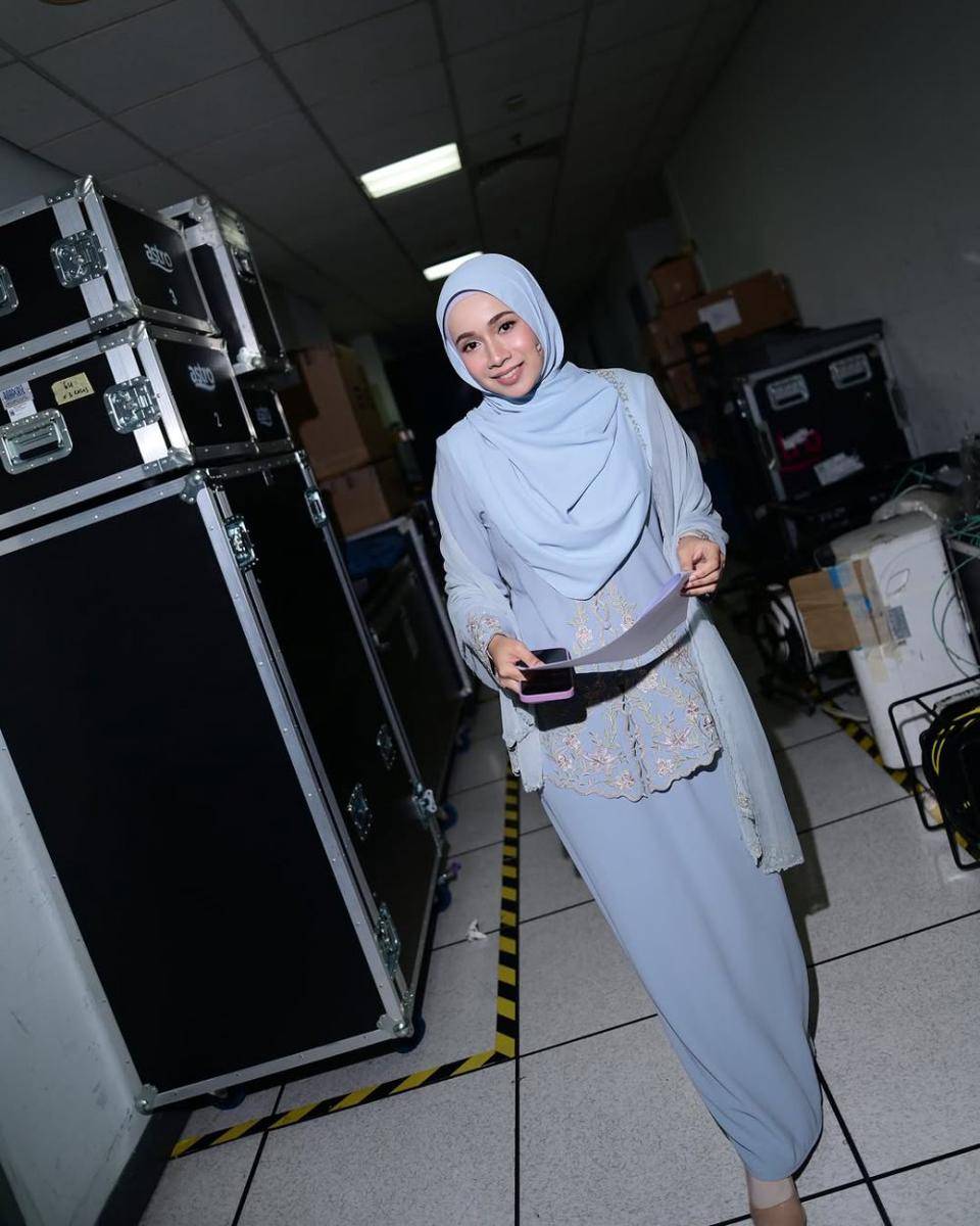 potret inspirasi baju kurung klasik ala Amira Othman (instagram.com/amiraaothman)