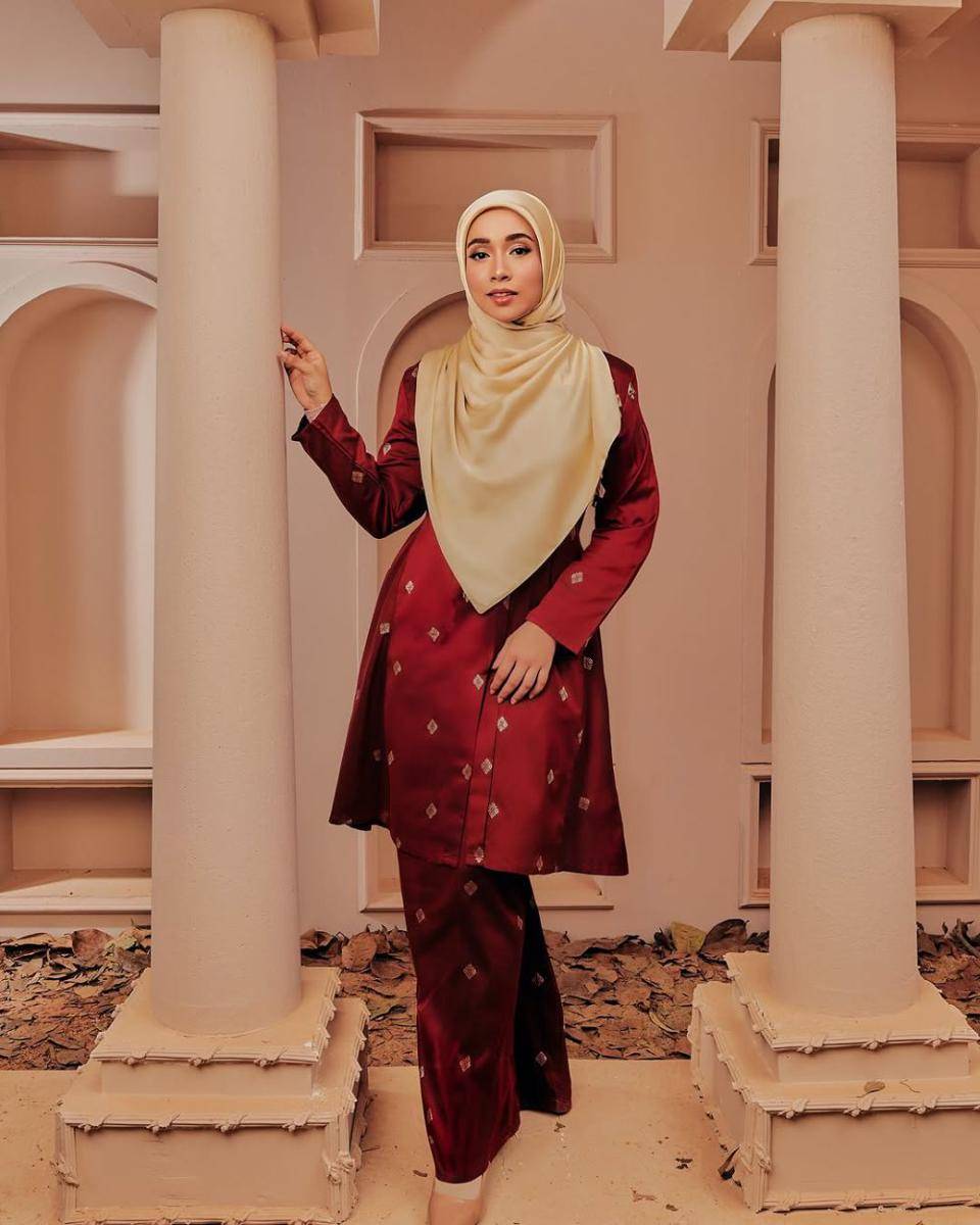 potret inspirasi baju kurung klasik ala Amira Othman (instagram.com/amiraaothman)