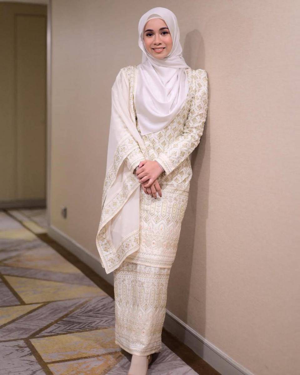 potret inspirasi baju kurung klasik ala Amira Othman (instagram.com/amiraaothman)