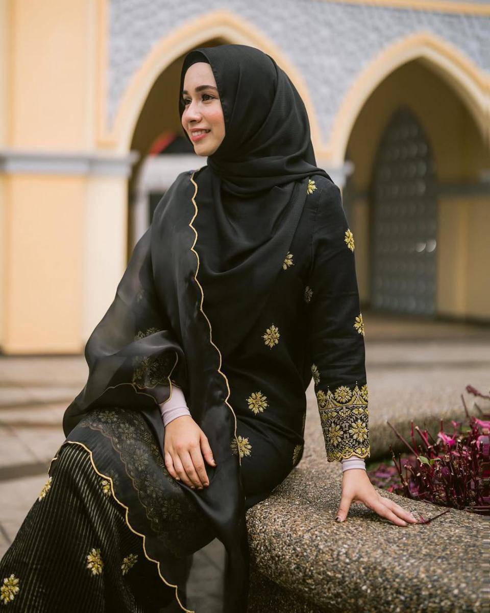 potret inspirasi baju kurung klasik ala Amira Othman (instagram.com/amiraaothman)