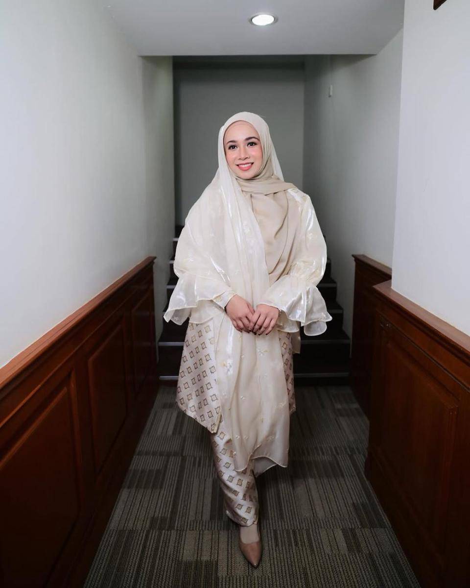 potret inspirasi baju kurung klasik ala Amira Othman (instagram.com/amiraaothman)