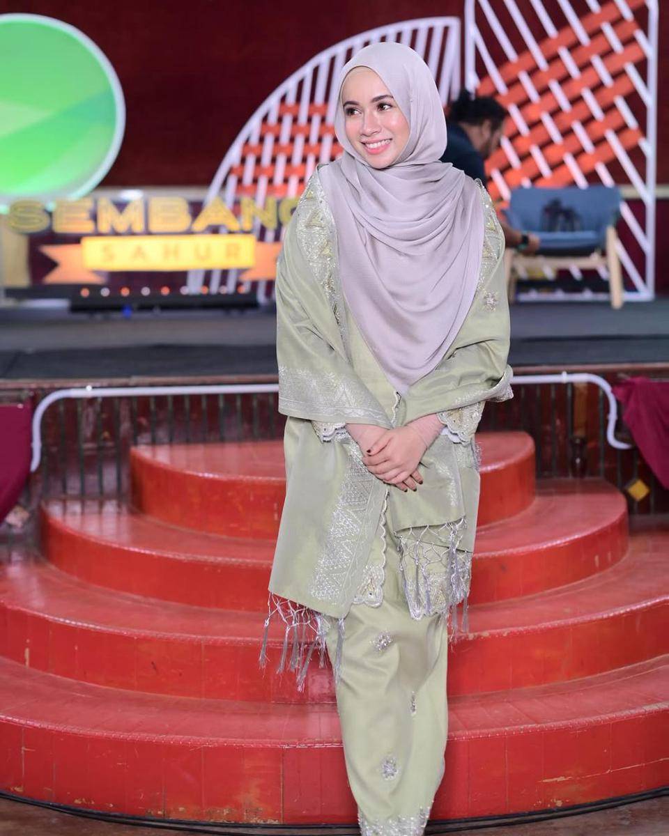 potret inspirasi baju kurung klasik ala Amira Othman (instagram.com/amiraaothman)