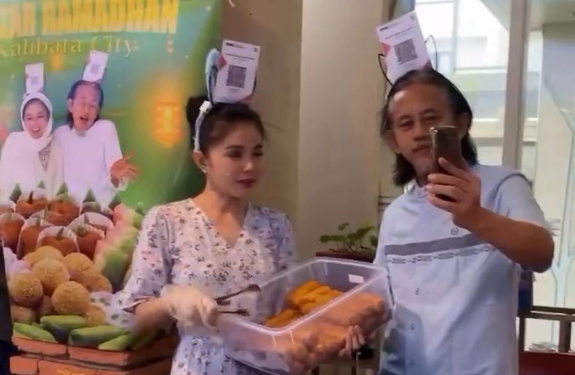 7 Potret Epy Kusnandar dan Istri Jualan Takjil, Gemas Pakai Bando QRIS