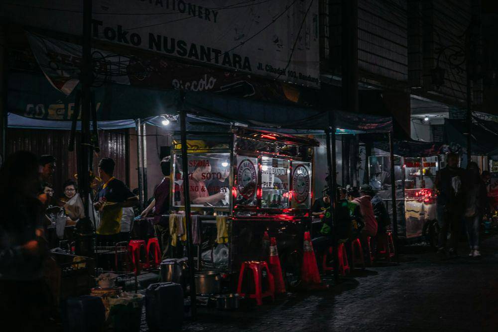 ilustrasi suasana saat sahur di jalan (unsplash.com/ Indira Tjokorda)