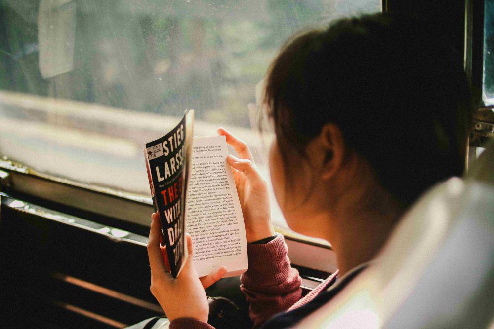 5 Keuntungan Punya Pacar Pencinta Buku, Punya Banyak Ide!