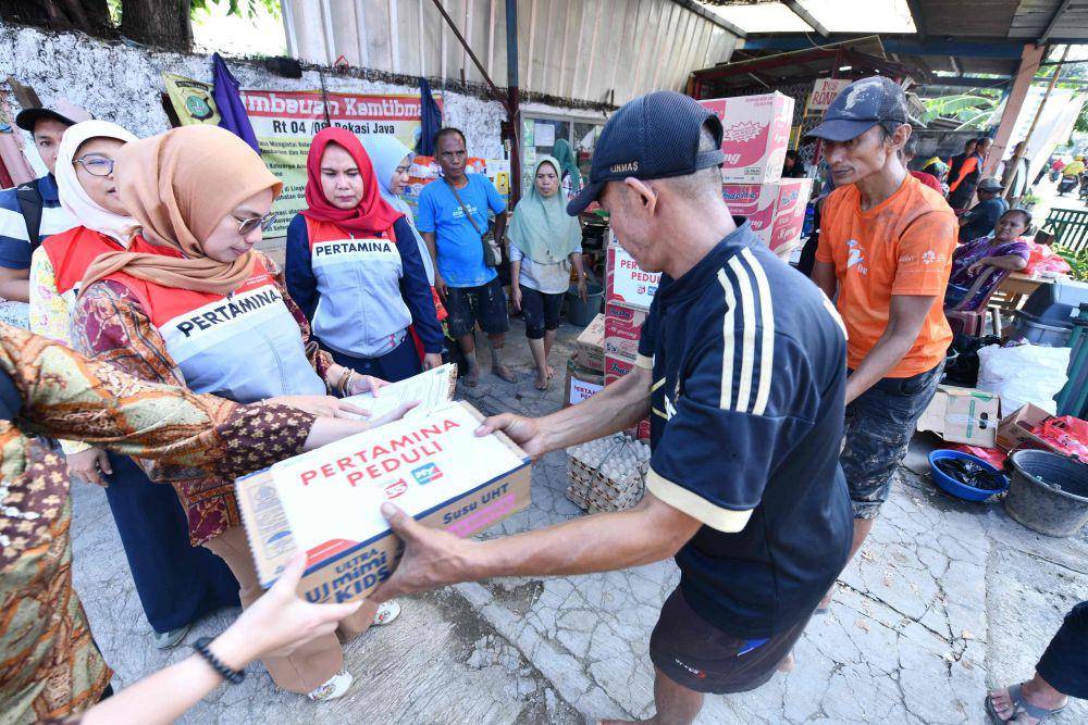 Pertamina Peduli menyerahkan sejumlah bantuan sembako dan peralatan lain kepada Badan Penanggulangan Bencana Daerah (BPBD) di Command Center Pemprov Bekasi, Rabu (5/3). (dok. Pertamina)