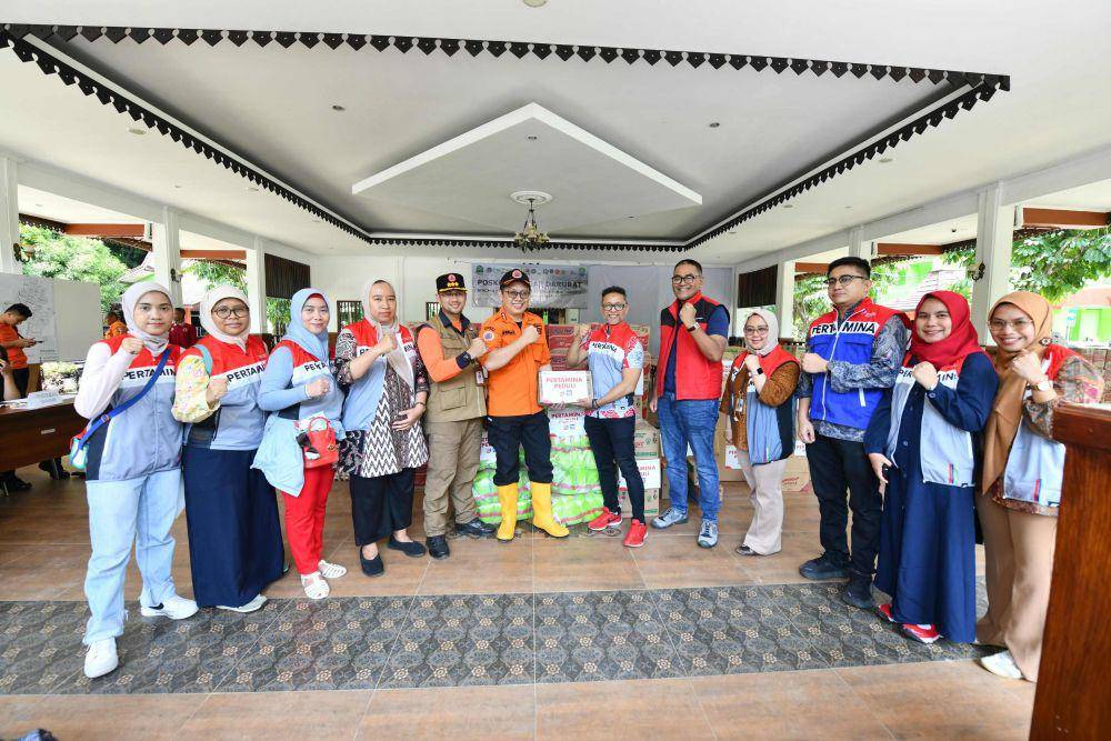 Pertamina Peduli menyerahkan sejumlah bantuan sembako dan peralatan lain kepada Badan Penanggulangan Bencana Daerah (BPBD) di Command Center Pemprov Bekasi, Rabu (5/3). (dok. Pertamina)