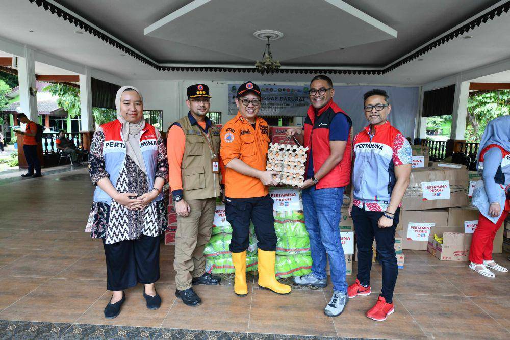 Pertamina Peduli menyerahkan sejumlah bantuan sembako dan peralatan lain kepada Badan Penanggulangan Bencana Daerah (BPBD) di Command Center Pemprov Bekasi, Rabu (5/3). (dok. Pertamina)