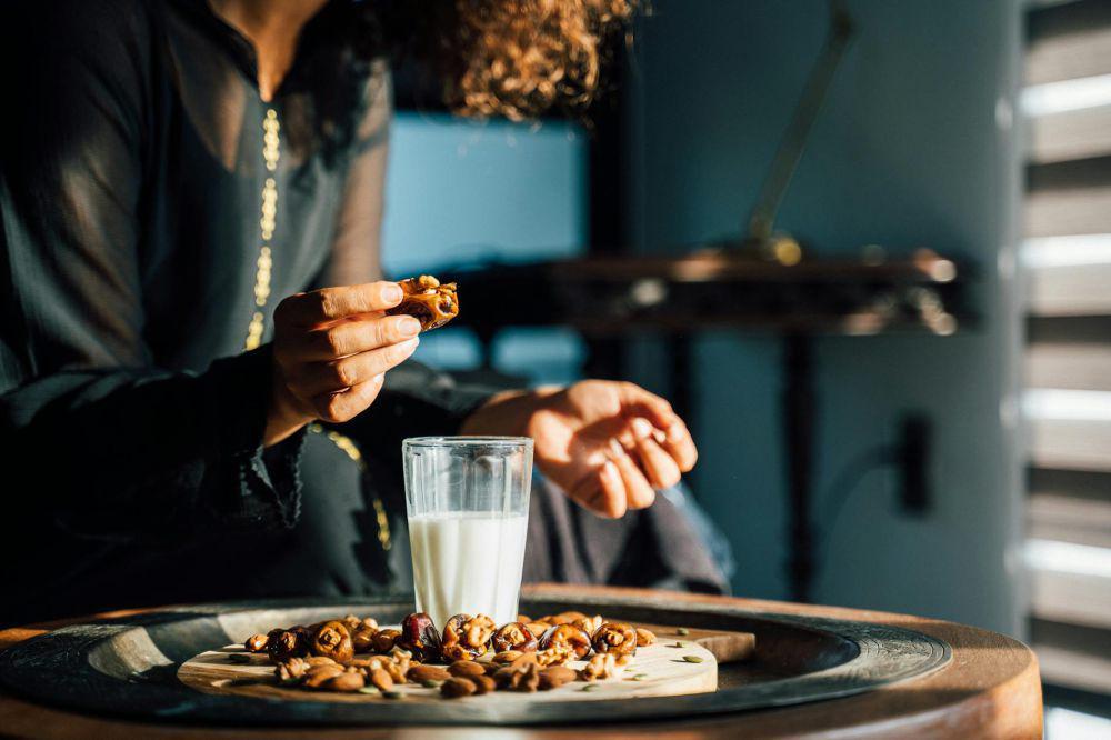 Kenapa Momen Buka Puasa Identik dengan Makanan Manis?