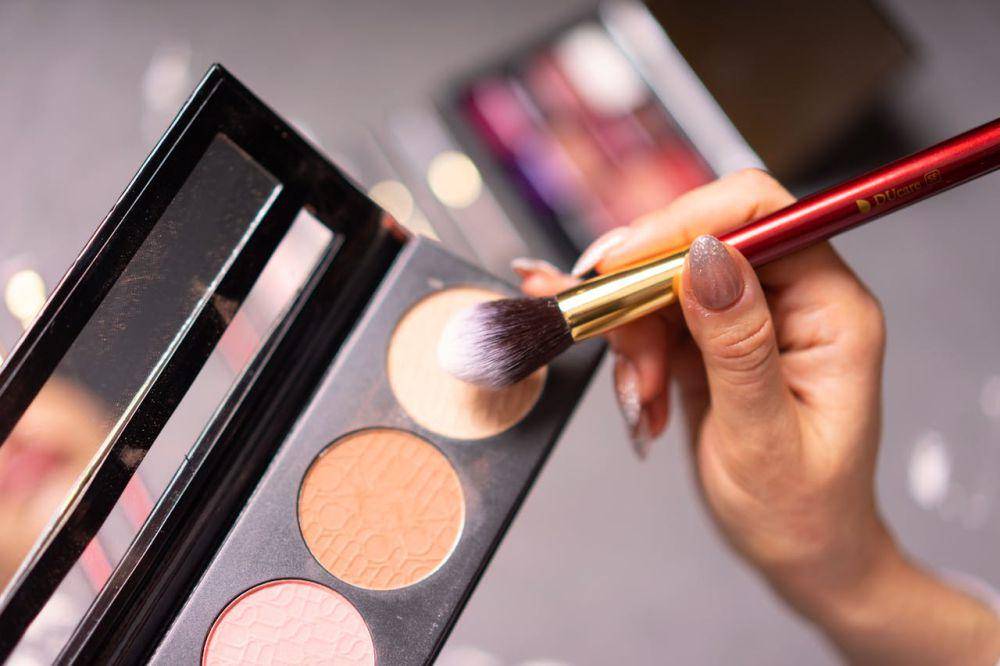 Ilustrasi memakai make up (pexels.com/Alex P)