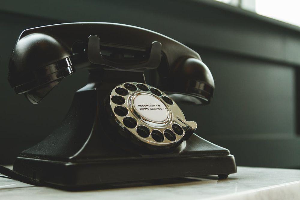 Ilustrasi telepon (pexels.com/Photo by chepté cormani)