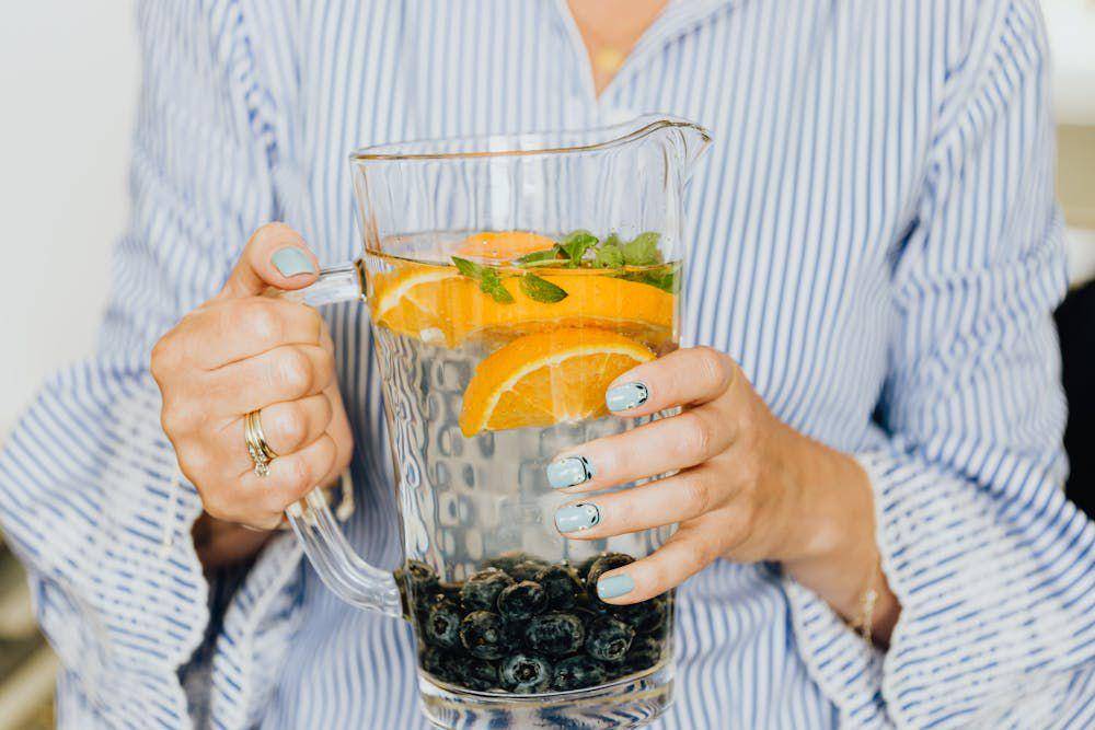 ilustrasi infused water dari sisa buah (pexels.com/Photo By: Kaboompics.com)