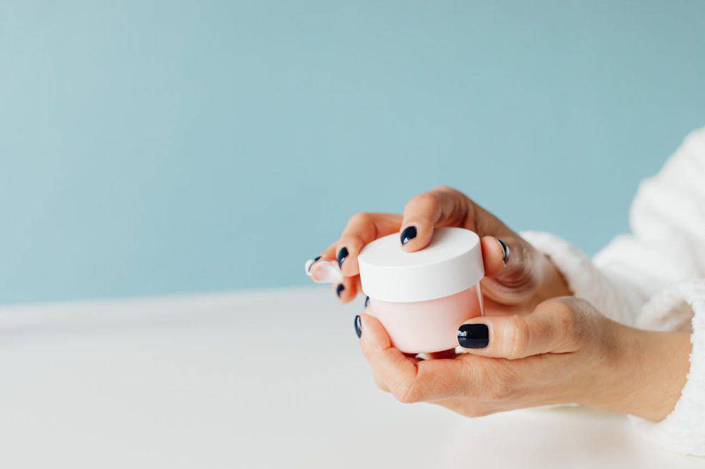 Ilustrasi memakai moisturizer (pexels.com/Kaboompics.com)