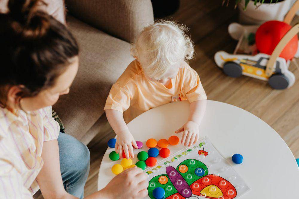 ilustrasi bermain bersama anak kecil (pexels.com/Kaboompics.com)