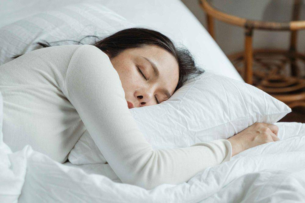Ilustrasi perempuan tidur di kasur hotel (pexels.com/Ketut Subiyanto)
