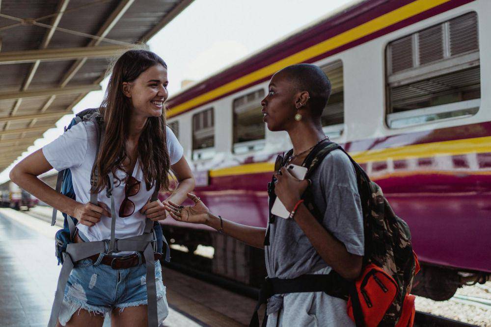 ilustrasi ngobrol dengan seseorang di stasiun kereta api (pexels.com/Ketut Subiyanto)