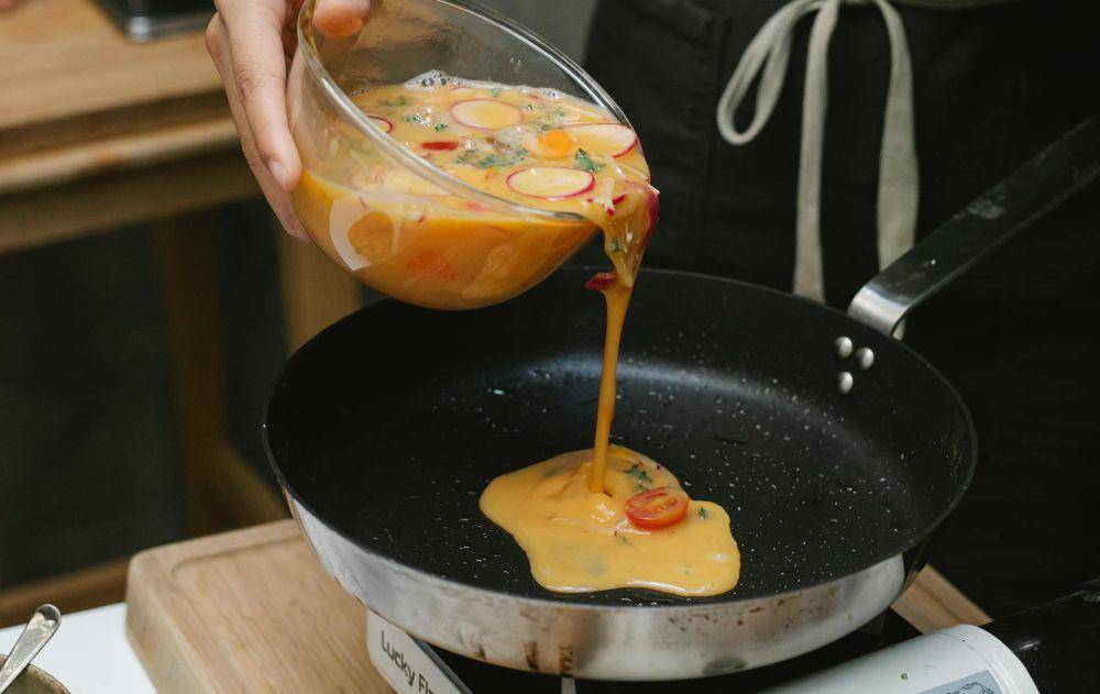 ilustrasi menggoreng telur (pexels.com/Klaus Nielsen)