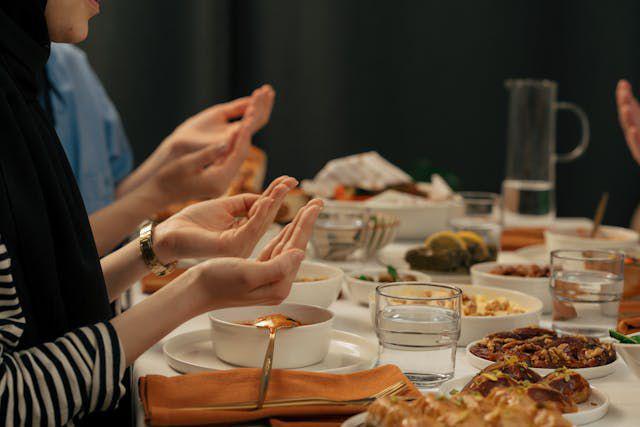 10 Contoh Pamflet Bukber yang Menarik, Bikin Acara Meriah