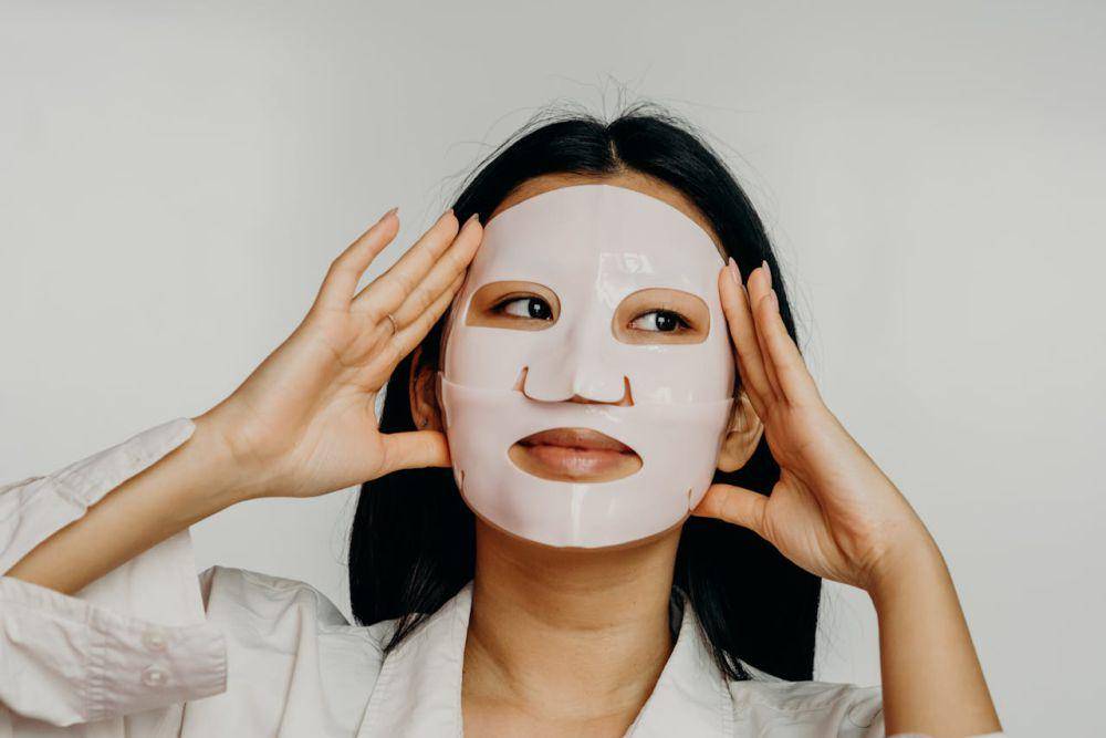 Ilustrasi sedang memakai sheet mask (pexels.com/Polina)