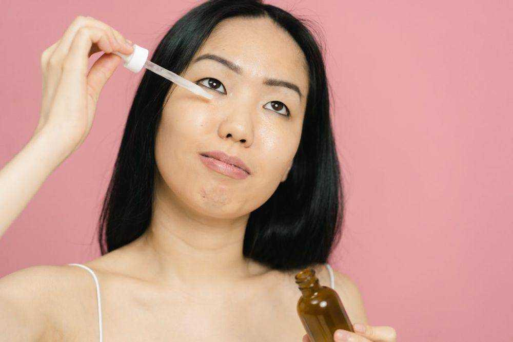 Ilustrasi memakai skincare (pexels.com/SHVETS production)