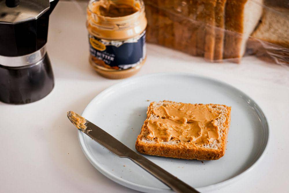 Potret roti gandum dengan selai kacang 