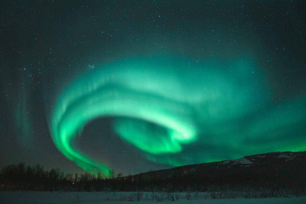 aurora ketika malam hari (pexels.com/Tobias Bjørkli)
