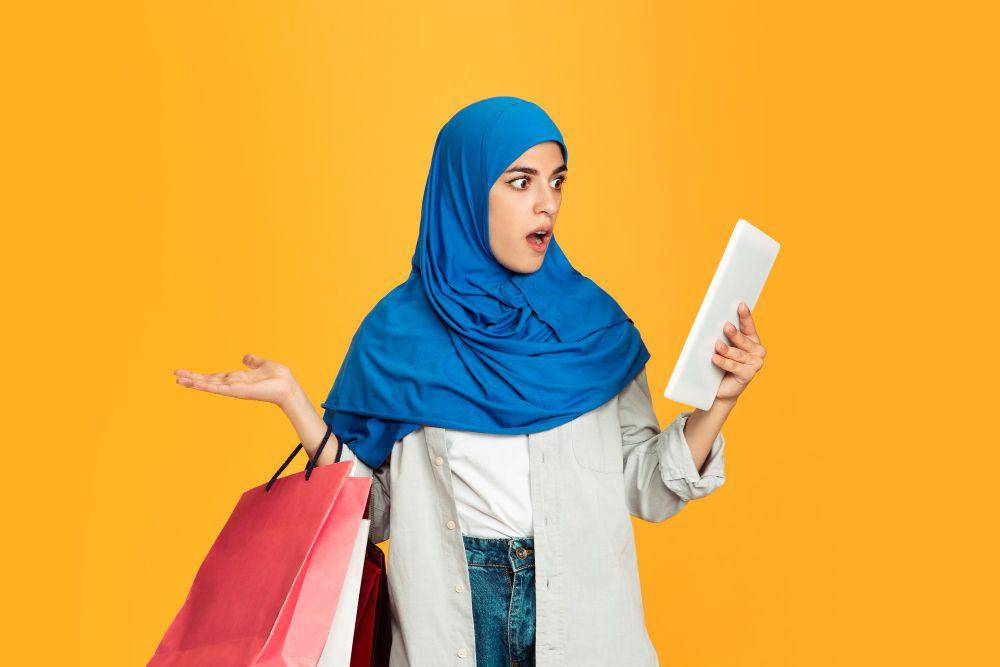 Ilustrasi perempuan terkejut melihat layar tablet. (Freepik / master1305)