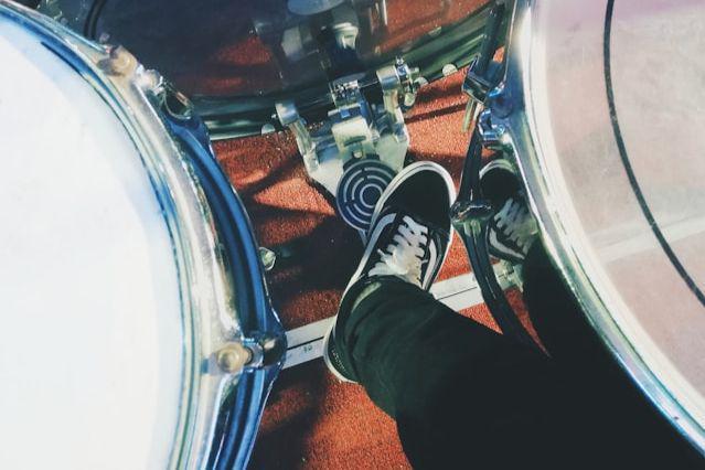 5 Rekomendasi Sepatu untuk Bermain Drum, Nyaman Dipakai!