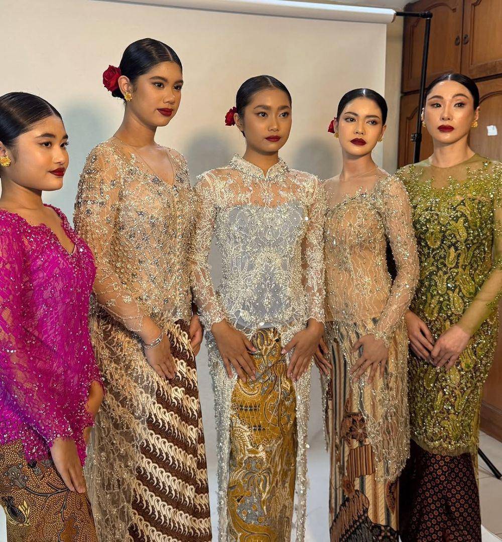 Gaya Makeup dan Kebaya Graduate Almira Anak AHY di Sekolah Model (instagram.com/kimmyjayantischool)