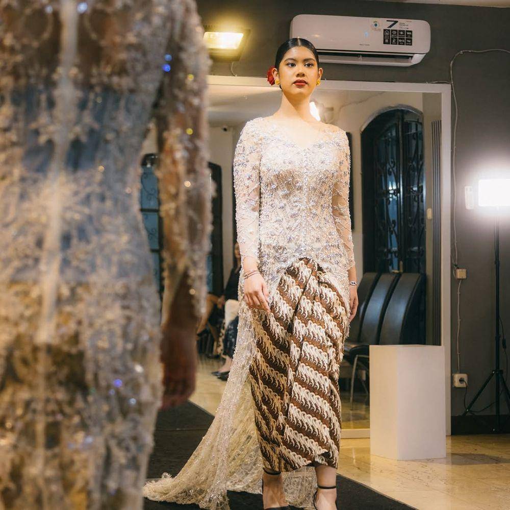 Gaya Makeup dan Kebaya Graduate Almira Anak AHY di Sekolah Model (instagram.com/kimmyjayantischool)