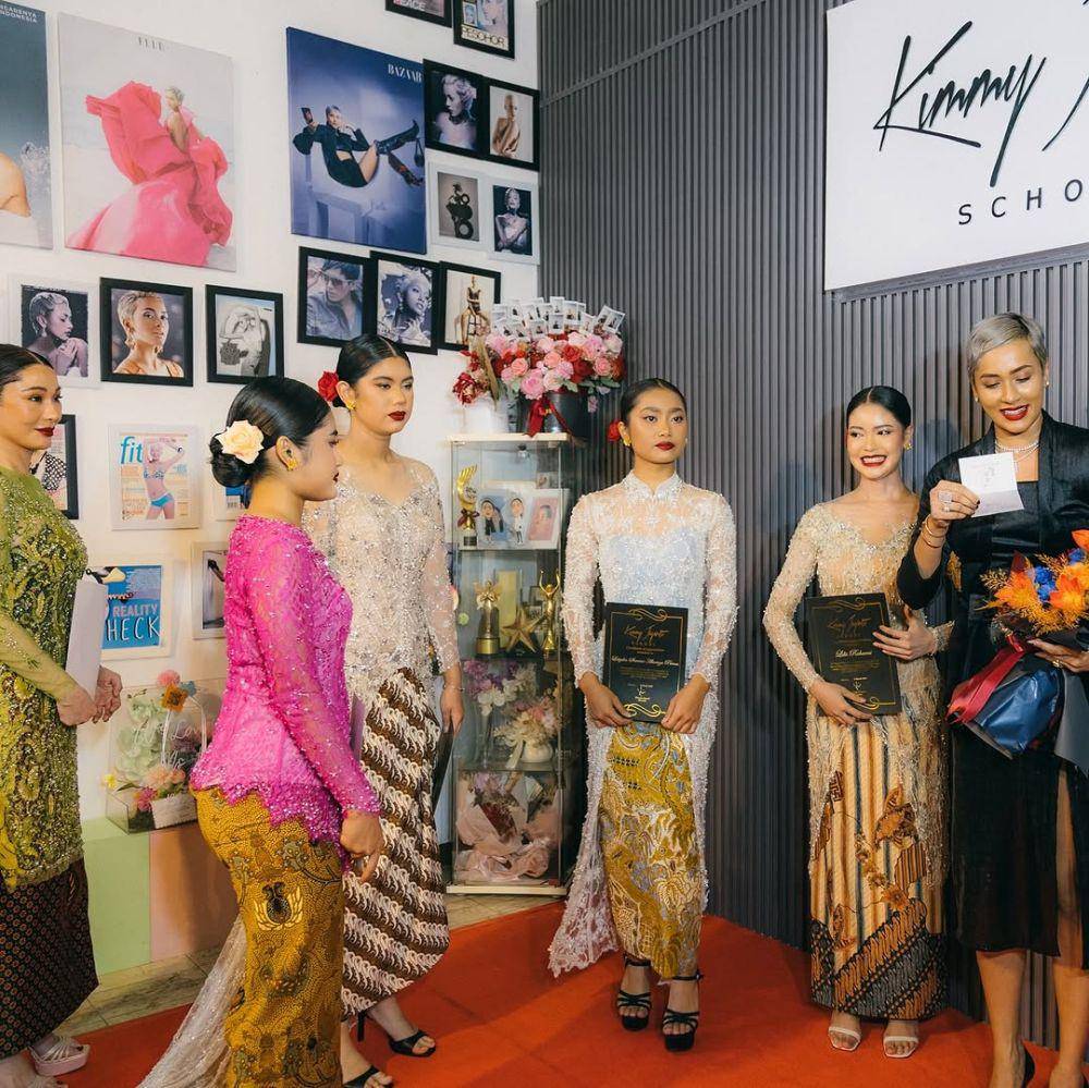 Gaya Makeup dan Kebaya Graduate Almira Anak AHY di Sekolah Model (instagram.com/kimmyjayantischool)