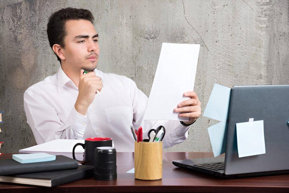 ilustrasi pria membaca laporan dengan teliti (freepik.com/azerbaijan_stockers)
