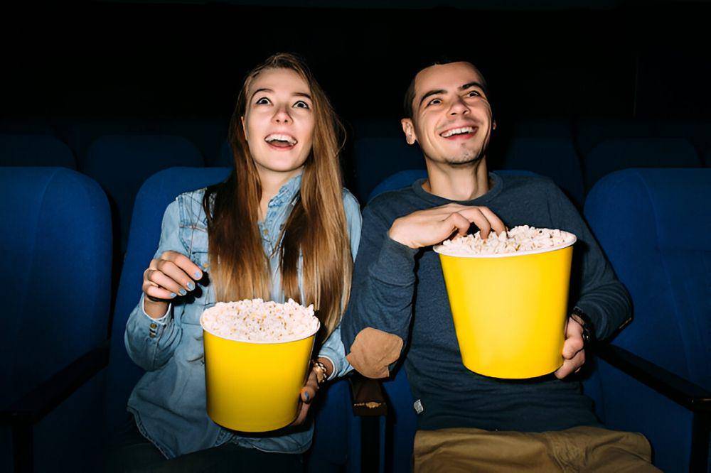 ilustrasi pasangan menonton film bersama (freepik.com/freepic.diller)