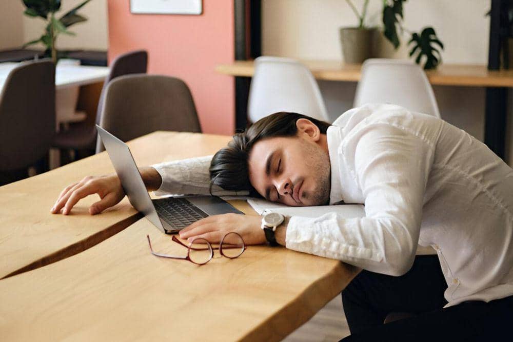 ilustrasi pria melakukan power nap di kantor (freepik.com/garetsvisual)